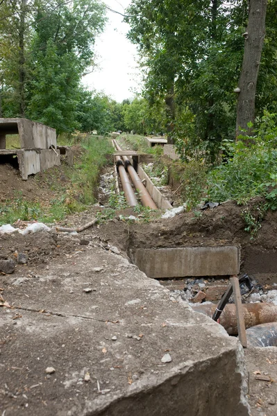 Bitar av betongplattor nära den trasig vattenledning — Stockfoto