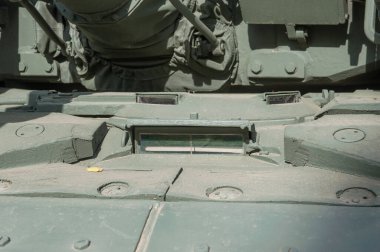 ALABINO, MOSCOW Bölgesi, RUSSIA - 25 Haziran 2019: Rus yeni T-90A ana tankı, Alabino eğitim sahası, Uluslararası Askeri Forum ARMY-2019 'un sürücü-tamirci denetleme cihazı