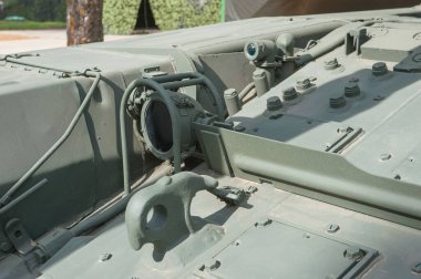 ALABINO, MOSCOW Bölgesi, RUSSIA - 25 Haziran 2019: Rus yeni T-90A ana tankının sağ farları, Alabino eğitim sahası, Uluslararası Askeri Forum Ordu-2019