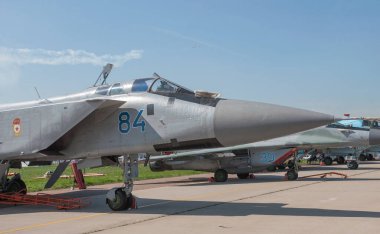 Zhukovsky, RUSSIA - 29 Ağustos 2019: Rus süpersonik yüksek irtifa tüm hava durumu engelleyici hava aracı MiG-31BM Foxhound MAKS-2019 hava gösterisinde, doğru görüş