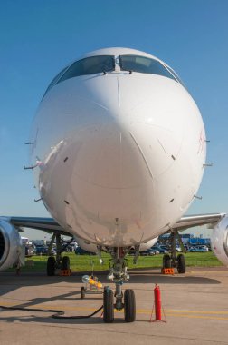 Zhukovsky, RUSSIA - 29 Ağustos 2019: Rus yeni yolcu uçağı MS-21-300 kuyruk numarası 73051 ve uluslararası havacılık ve uzay salonu MAKS-2019 'da kendi adı 