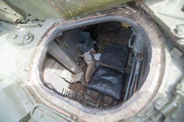 ALABINO, MOSCOW Bölgesi, RUSSIA - 19 Haziran 2015: Patriot Park 'taki Askeri-Teknik Forum' da düzenlenen sergide Sovyet orta tank T-62 M 'nin sürücüsünün açık kapağının üst görüntüsü