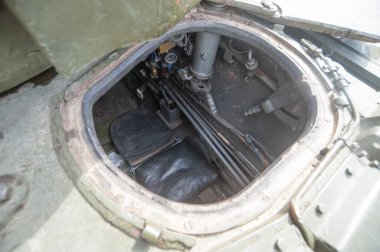 ALABINO, MOSCOW Bölgesi, RUSSIA - 19 Haziran 2015: Patriot Park 'taki Askeri-Teknik Forum Ordusu' nda Sovyet orta tank T-62 M 'nin sürücüsünün açık kapağının üst görüntüsü