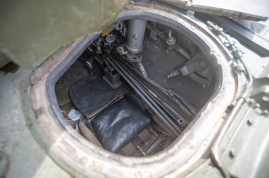 ALABINO, MOSCOW Bölgesi, RUSSIA - 19 Haziran 2015: Askeri-Teknik Forum Ordusu 'nda sergilenen Sovyet orta tank T-62 M' nin sürücüsünün açık kapağının üst görüntüsü