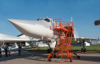 Zhukovsky, RUSSIA - 28 Ağustos 2019: Sovyet ve Rus uzun menzilli süpersonik Tu-2M3 Backfire uçak gemisi-bombardıman kuyruğu numarası RF-34050, MAKS-2019 Uluslararası havacılık salonu, sol-ön görüş