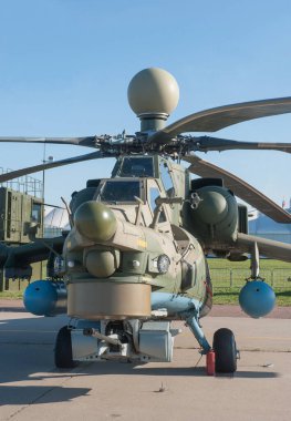 Zhukovsky, RUSSIA - 28 Ağustos 2019: Sovyet ve Rus Mil Mi-28UB Gece Avcısı Havoc-B savaş eğitim helikopteri numarası RF-13659 olan MAKS-2019 havacılık salonu, ön görüş