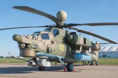 Zhukovsky, RUSSIA - 28 Ağustos 2019: Sovyet ve Rus Mil Mi-28UB Gece Avcısı Havoc-B savaş eğitim helikopteri numarası RF-13659 olan MAKS-2019 havacılık salonu, ön sol görüşlü