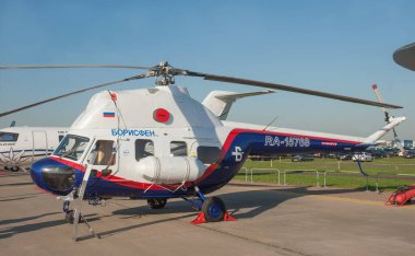 Zhukovsky, RUSSIA - 29 Ağustos 2019: Rus güncellenmiş Borysthenes şirketi kuyruk numarası RA-15768 olan Mi-2M Hoplite helikopteri MAKS-2019 hava gösterisinde, sol görüş