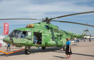 Zhukovsky, RUSSIA - 29 Ağustos 2019: Rus askeri nakil aracının taşınması MAKS-2019 Uluslararası hava gösterisinde dijital kamuflajla Mil Mi-17V5 Hip helikopterini geliştirdi, yan görüş