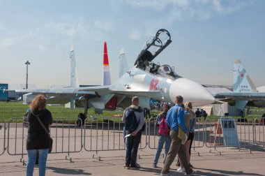 Zhukovsky, RUSSIA - 29 Ağustos 2019: Seyirciler ve Rus süpersonik çift koltuklu Sukhoi Su-30 SM Flanker-C avcı uçağı MAKS-2019 hava gösterisinde