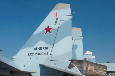 Zhukovsky, RUSSIA - 29 Ağustos 2019: Sukhoi Su-35 Flanker-E kontrollü itme vektörü Sukhoi Su-35 Flanker-E ile Sovyet ve Rus süpersonik süper manevra kabiliyetli avcı uçağı.