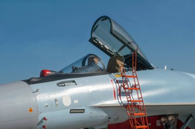 Zhukovsky, RUSSIA - 29 Ağustos 2019: Rus süper manevra avcı uçağı kontrollü itme vektörü Sukhoi Su-35S Flanker-E MAKS hava gösterisi, kokpite giden merdivenlerin görüntüsü