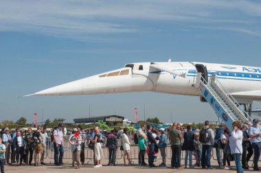 Zhukovsky, RUSSIA - 29 Ağustos 2019: Süpersonik Sovyet yolcu uçağı Tu-144 Charger kuyruk numarası 77115 ve insanların MAKS-2019 hava gösterisinde onu ziyaret etmek için kuyruğu