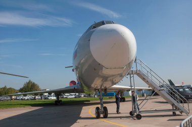 Zhukovsky, RUSSIA - 29 Ağustos 2019: Rus uçak uçuş laboratuvarı Tupolev Tu-154M Dikkat numarası 85317 ile MAKS-2019 hava gösterisi, ön görüş