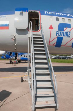 Zhukovsky, RUSSIA - 29 Ağustos 2019: Rus uçak uçuş laboratuvarı Tupolev Tu-154M Dikkatsiz MAKS-2019 hava gösterisinde 85317 sayısıyla, giriş rampasının görüntüsü