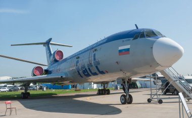 Zhukovsky, RUSSIA - 29 Ağustos 2019: Rus uçak uçuş laboratuvarı Tupolev Tu-154M Dikkat numarası 85317 ile MAKS-2019 hava gösterisinde, doğru görüş