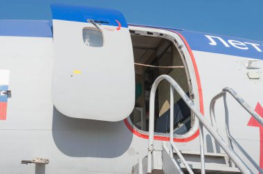Zhukovsky, RUSSIA - 29 Ağustos 2019: Rus uçak uçuş laboratuvarı Tupolev Tu-154M Dikkatsizlik numarası 85317 ile MAKS-2019 hava gösterisinde, açık kapı manzarası
