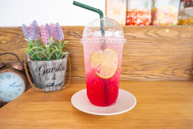 Sala (Salacca edulis Reinw) limon ve soda ile yeşil pipetli ve bir kafede güzelce dekore edilmiş.