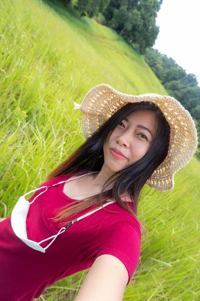 Asijské Žena Turista Nosí Slamák Klobouk Ona Úsměv Pořízení Selfie — Stock fotografie