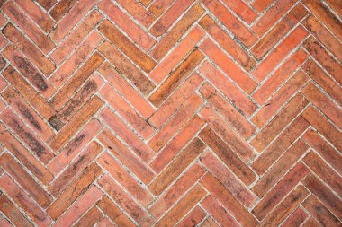 Arka plan için zigzag desenli eski kahverengi tuğlalar döşeme döşemesi.