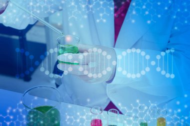 Laboratuvarda, mavi teknoloji arka planında DNA ipliği ve molekül bilim ikonu olan bir bilim adamının damlatıcıyı iki kez kullanması. Nanoteknoloji, Biyokimya ve Genetik ile araştırma kavramı.