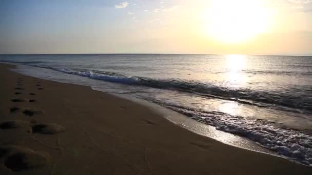 Hombre caminando en la playa al amanecer — Vídeos de Stock