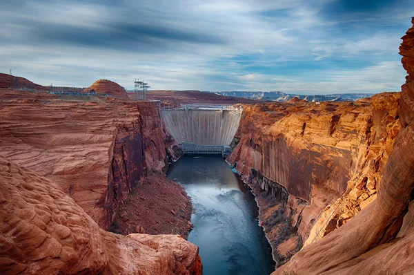 Плотина Глен-Каньон расположена в городе Пейдж, штат Аризона . — стоковое фото