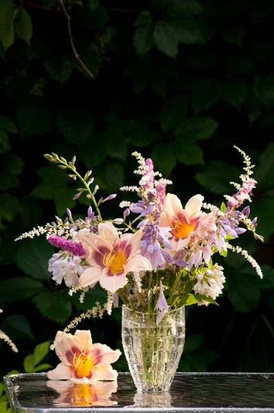 Still life bouquet with hemerocallis in a dark background — Stock Photo, Image