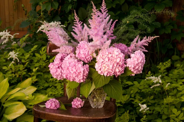 Stilleben bukett rosa hortensia och astilba — Stockfoto