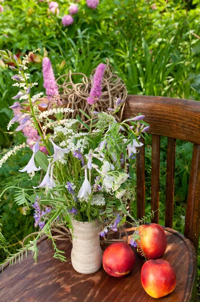 Still life bouquet with nectarines — Stock Photo, Image