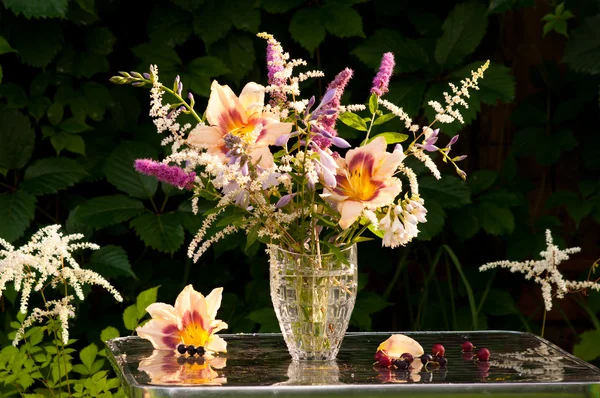 Still life bouquet with hemerocallis in a dark background — Stock Photo, Image