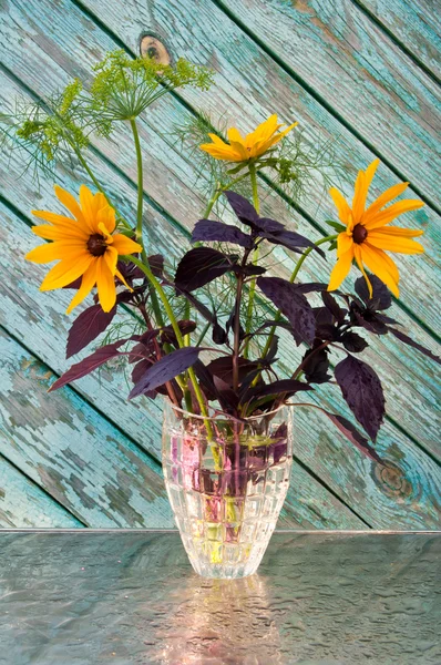 Bukiet kwiat stożek, koperek i bazylia — Zdjęcie stockowe