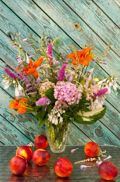 Zátiší kytice: hosta, astilbe, hemerocallis, růžové hortenzie a nektarinky — Stock fotografie