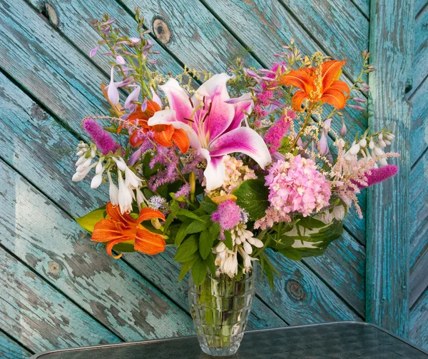 Stilleben bukett: hosta, astilbe och hemerocallis — Stockfoto