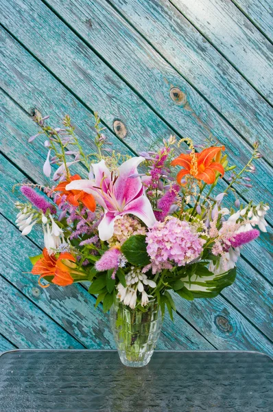 Stilleben bukett: lily, hosta, astilbe, hemerocallis och rosa hortensia — Stockfoto