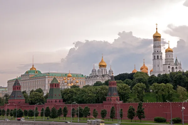 Moscow kremlin muur, ivan de grote bell tower en Aartsengel kathedraal in de avond — Stockfoto
