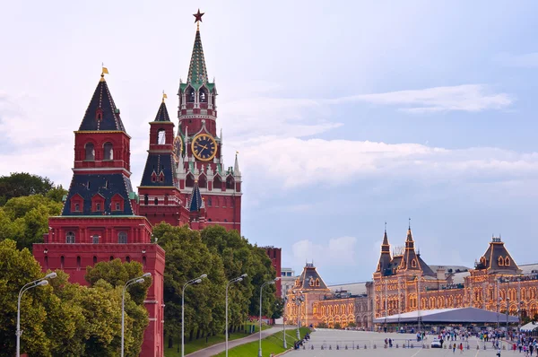 Tour Spasskaya, mur du Kremlin et Place Rouge à deux feux — Photo