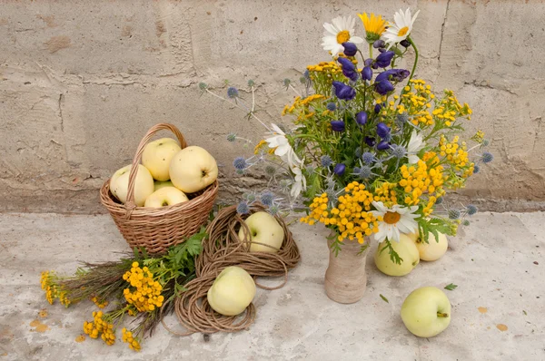 Still life bouquet of whild flowers and white transparent apples — Stock Photo, Image