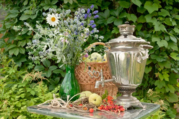 Stilleben med samovar, bukett och äpplen — Stockfoto