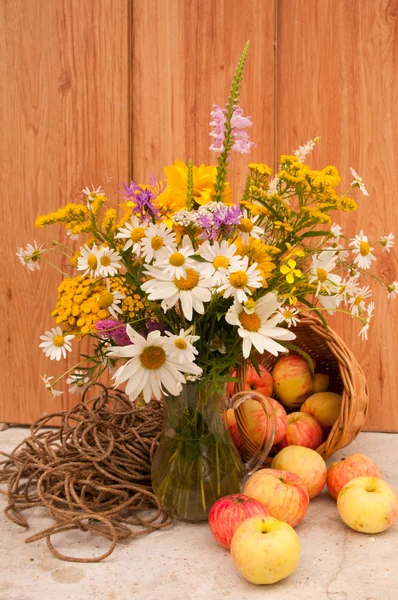 Still life of wild flowers and apples — Stock Photo, Image