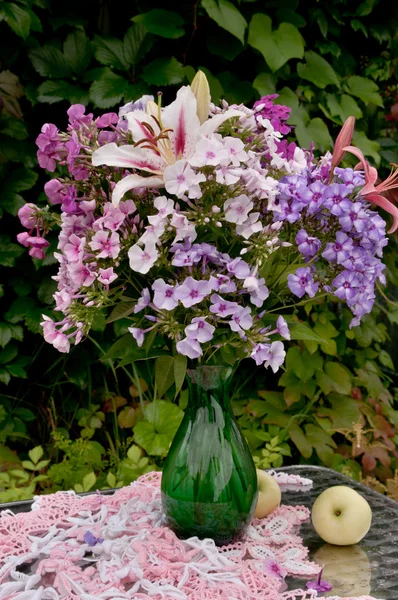 Still life bouquet of phloxes, lily and apples — Stock Photo, Image