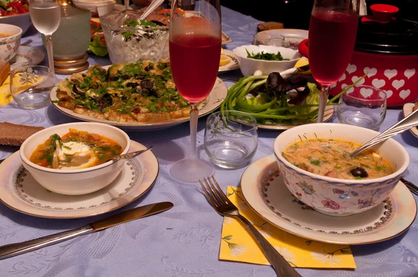 Platos de la comida en la mesa —  Fotos de Stock