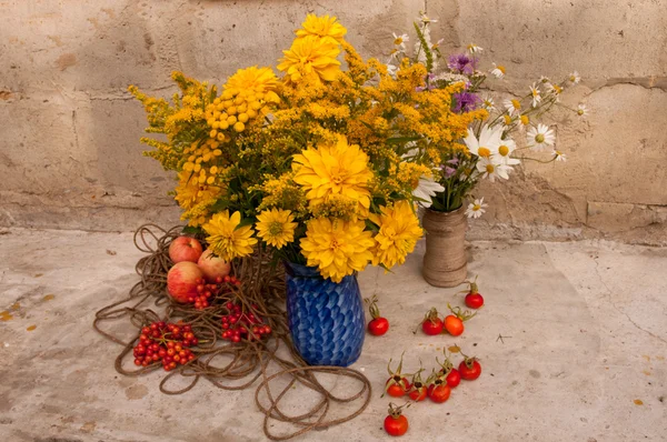 Twee boeketten van wilde bloemen — Stockfoto