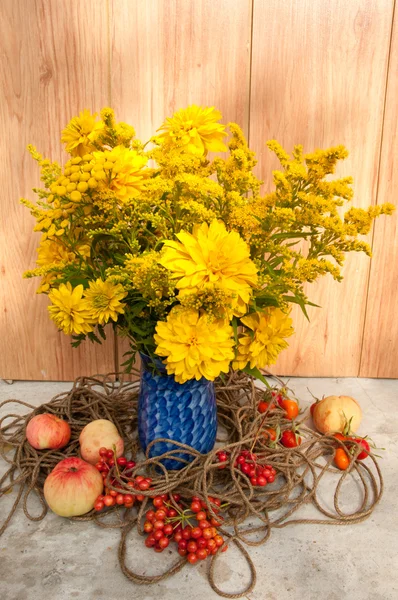 Still life bouquet of yellow wild flowers and apples — Stock Photo, Image