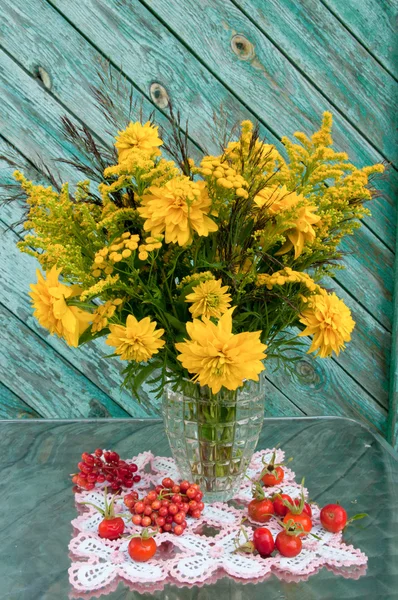 Still life bouquet of yellow flowers — Stock Photo, Image