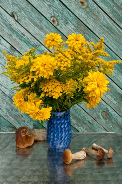 Stilleben Bouquet aus gelben Blumen und Steinpilzen — Stockfoto