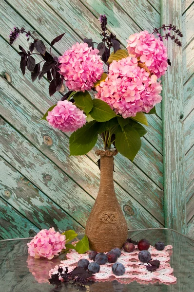 Pink hydrangea and violet basil bouquet in a vintage vase still life — Stock Photo, Image