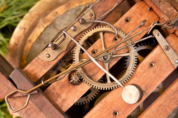 Reloj antiguo: engranajes de metal en una madera —  Fotos de Stock
