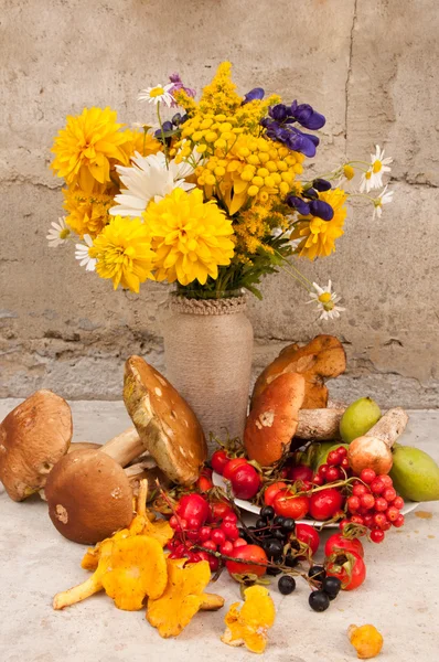 Zátiší kytice žlutých květin a Hřib smrkový houby — Stock fotografie