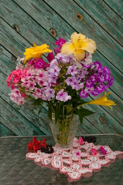 Phlox och hemirocallis bukett stilleben — Stockfoto